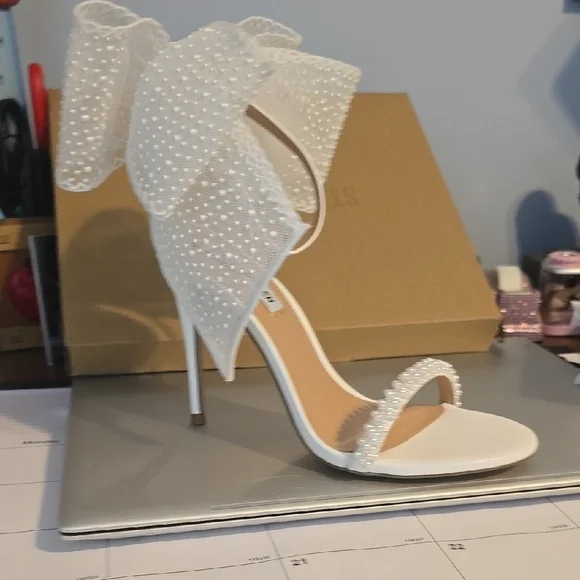 Steve Madden Elegant White Stiletto Heels with Bow - Picture 1 of 6